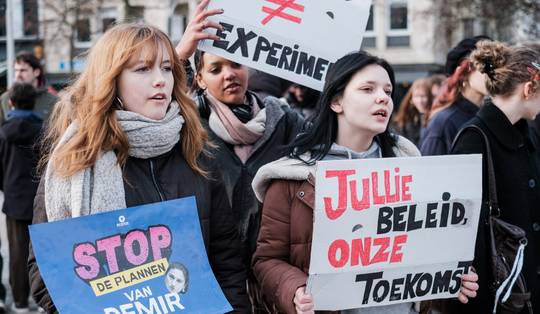 ‘Geen politieke logo’s in de communicatie’: hoe Comac voor wrijving zorgt bij studentenprotesten