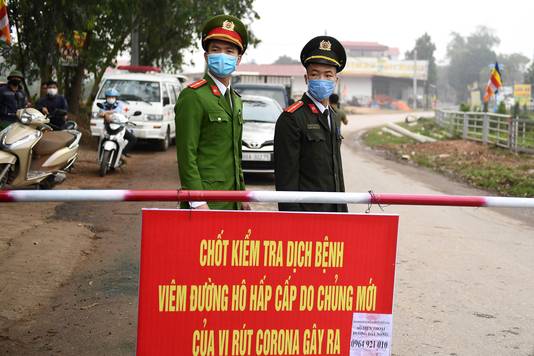 Vietnamese politie aan een checkpoint in het kleine dorp in de provincie Vinh Phuc dat in quarantaine werd geplaatst 