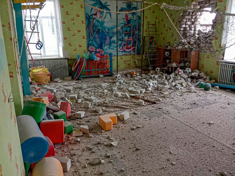 Beeld van de getroffen kleuterschool in Stanitsa Loehansk. Beeld AP