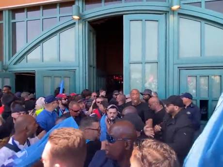 Stakers nemen Disneyland Parijs over, Nederlanders belanden in de strijd: ‘Wil er niet tussen staan’