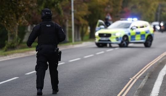 Groot incident bij Amerikaanse luchtmachtbasis in VK: woningen ontruimd en meerdere mannen opgepakt
