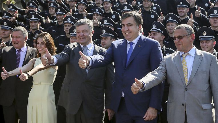 De Oekraïnse president Porosjenko (links-midden) en Mikhail Saakasjvili (rechts-midden). Beeld REUTERS