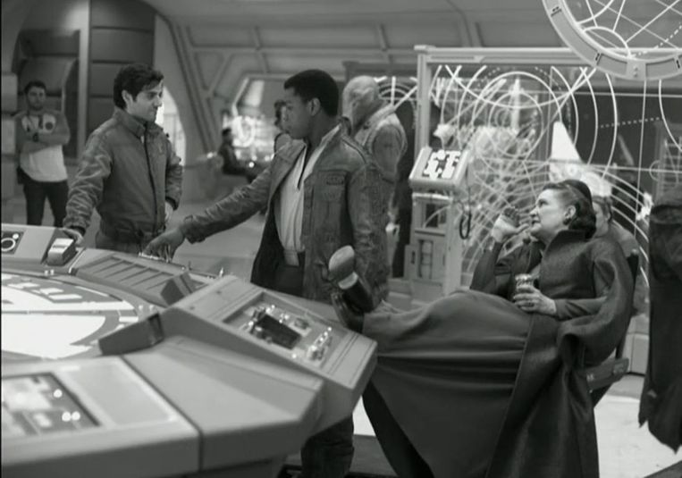 Oscar Isaac, John Boyega en Carrie Fisher op de set van 'The Last Jedi'. Beeld Lucasfilm/Rian Johnsons’ behind the scenes photos from the set