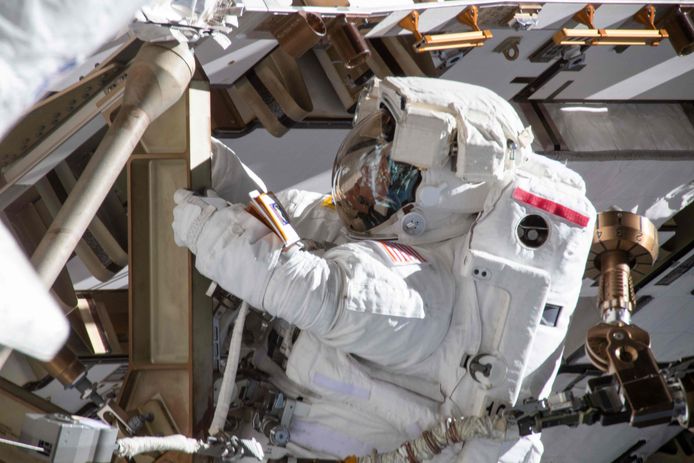 Astronaute Anne McClain bezig met het vervangen van de batterijen van het ISS.
