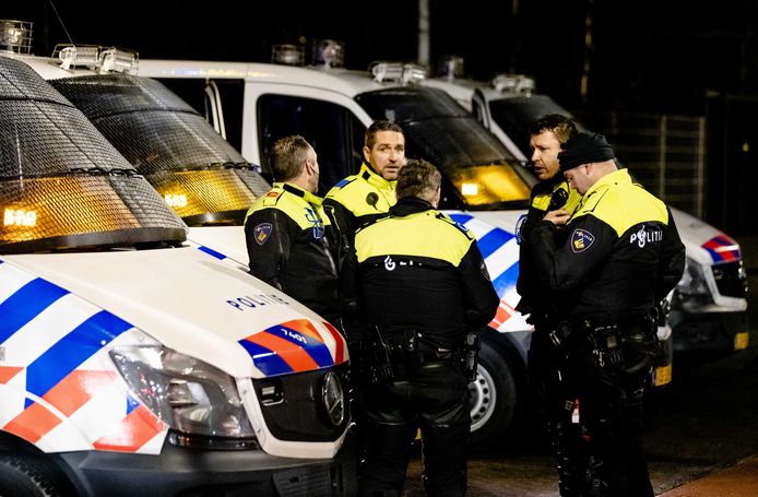 Politieagenten van de Mobiele Eenheid in Den Haag. ME-diensten hakken flink in op de bezetting bij de basisteams.