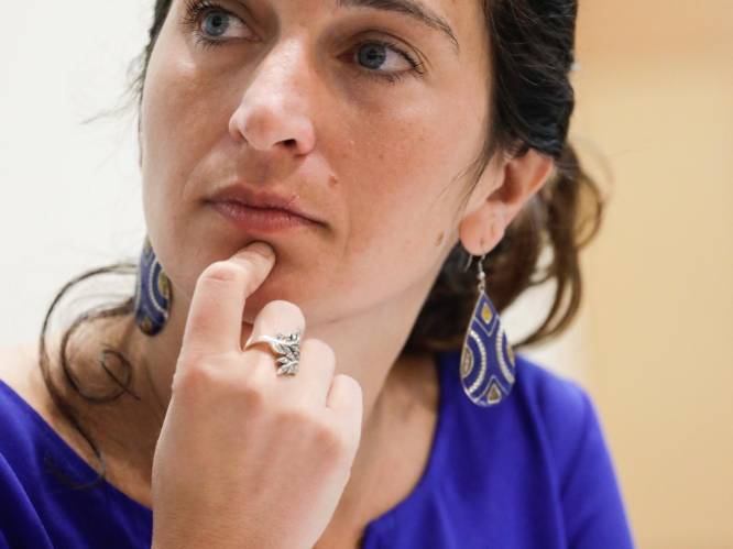 Zuhal Demir reageert fors op kritiek dat ze bang is voor haar allochtone roots en "witter dan wit wast"