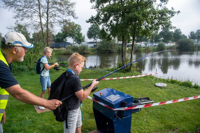 Met hulp van een simulator en advies van een vismeester leren Jasper Immink en Beau Roenhorst hoe ze het best een hengel kunnen uitgooien.