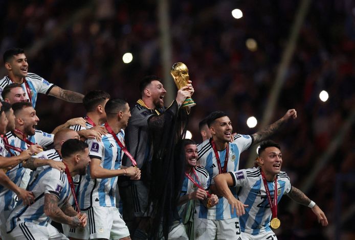 Lionel Messi in zijn 'zwarte transparante badjas' na de WK-finale.