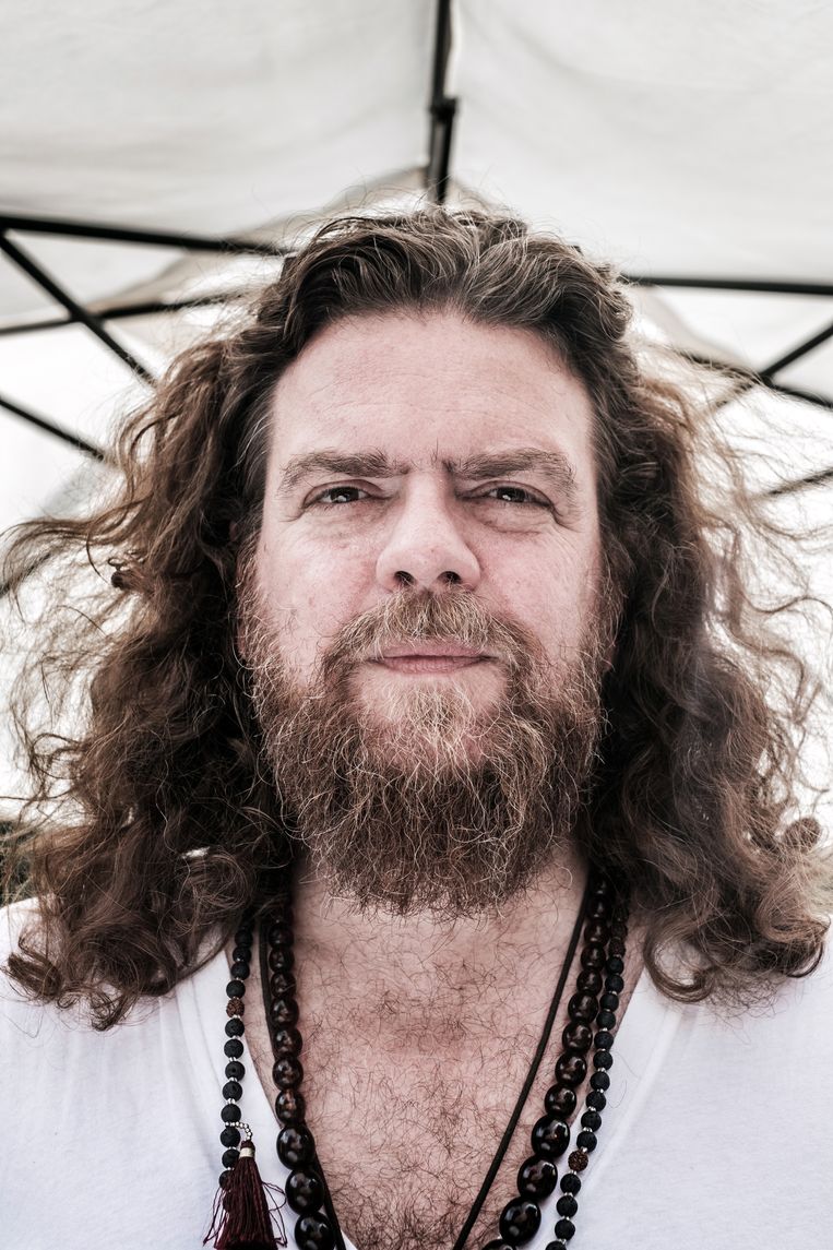 Jeroen Olyslaegers: 'Ik ben een verhalenverteller, besef ik steeds meer. Hoe dichter ik bij mijn roots kom – een verhaal vertellen voor een breed publiek – hoe beter ik mij voel.'  Beeld Bob Van Mol