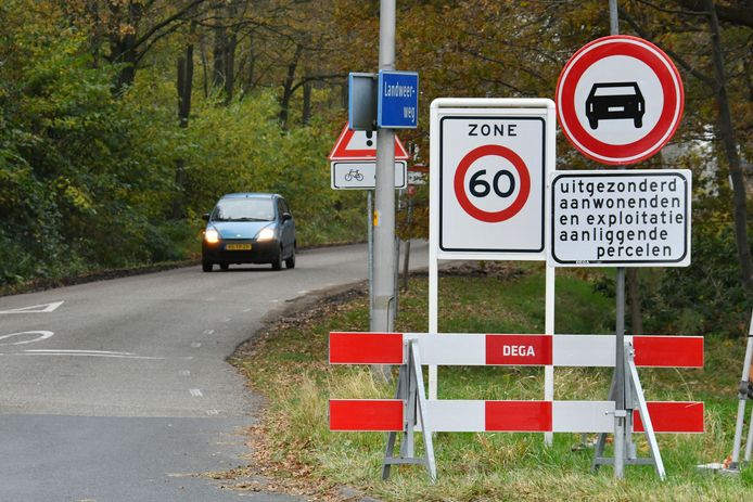 Het bord met de mededeling ‘Verboden in te rijden’ bij het begin  van de Landweerweg vanaf de Lossersestraat tussen Losser en Enschede.