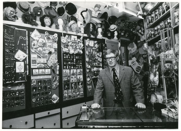 Ton Kroes in 1975 in zijn beroemde feest- en fopartikelenwinkel in de Passage.