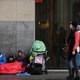 Tientallen gezinnen met kinderen slapen op straat