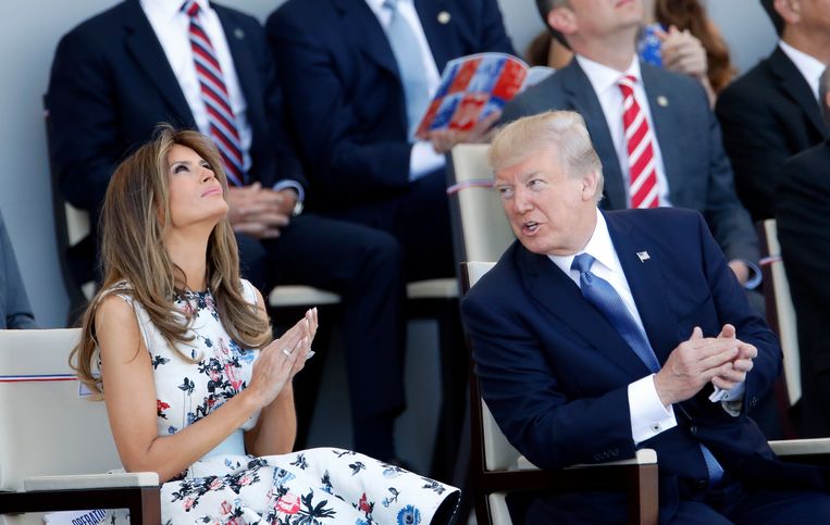 De Amerikaanse president Donald Trump en zijn vrouw Melania woonden vandaag de traditionele militaire parade bij op 14 juli, de Dag van de Bastille.  Daar gaf onder meer een straaljagersquadron een presentatie. Beeld Getty Images