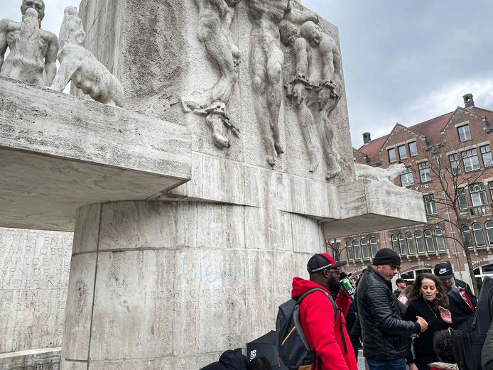 Het Monument op de Dam werd vanmiddag beklad.