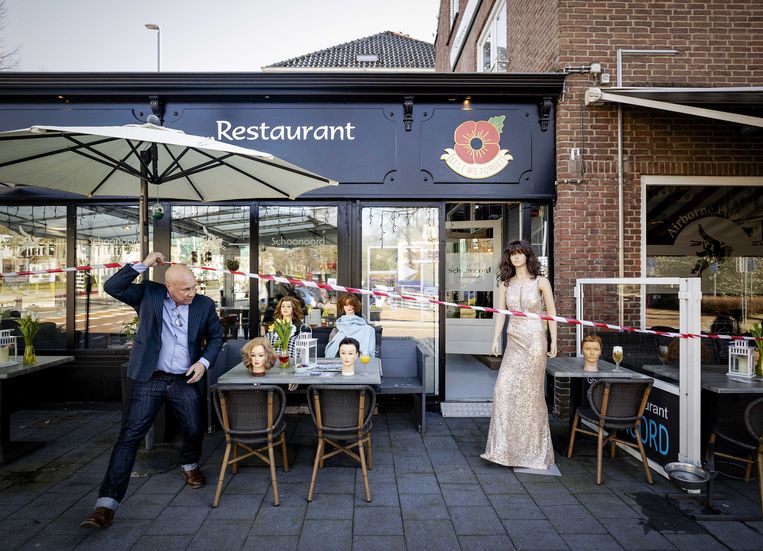 Een restaurant in Schoonoord heeft als ludiek protest etalagepoppen een plek op het terras gegeven. Om ondernemers tegemoet te komen, versoepelt het kabinet de voorwaarden voor de steunmaatregelen nu iets. Beeld ANP