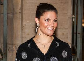 Zweedse kroonprinses Victoria gespot in feestelijke outfit van H&M