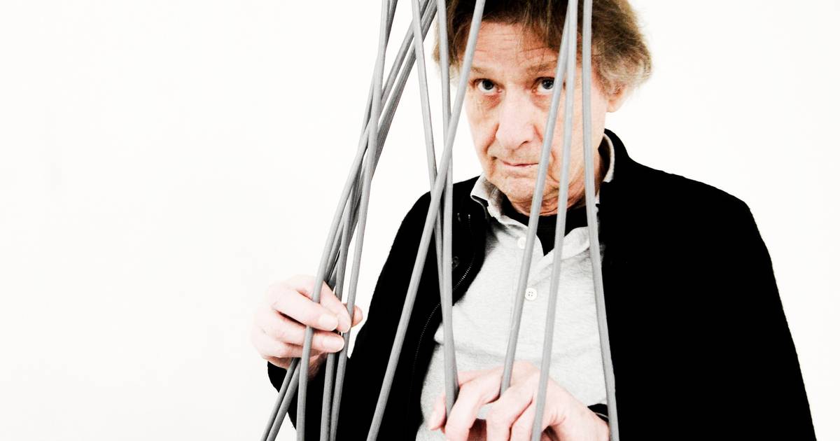 Kartonnen podium in Diepenheim voor eigenzinnige vormgever Jaap Drupsteen