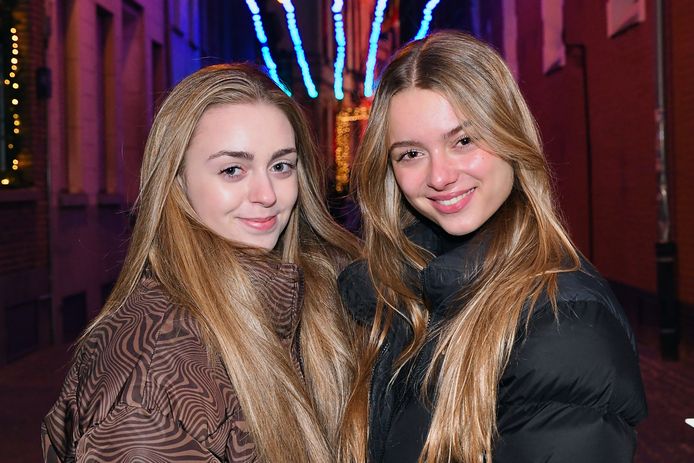 Hailey Bonduwe en Luna Dupont zijn echte sterren op TikTok en nu ook de nieuwe gezichten van de TikTok Kersttour #VANRSL.