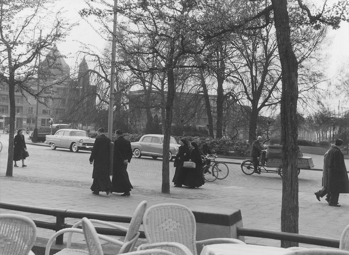 Het Keizer Karelplein in de jaren vijftig van de vorige eeuw, toen er nog veilig op gefietst kon worden. Op de achtergrond links de Titus Brandsma-kerk, die er nog altijd staat.