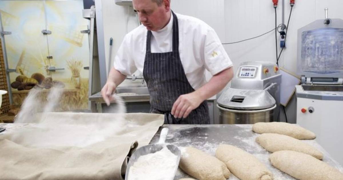 Bakker bakt brood in molen Windlust | Hardenberg