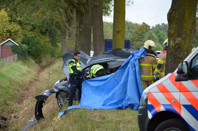 Hulpverleners aan het werk na het fatale ongeval in Doetinchem.