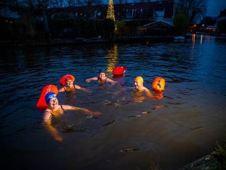 Heleen had tien jaar longklachten, tot ze in ijskoud water ging zwemmen: ‘De arts kon het niet geloven’