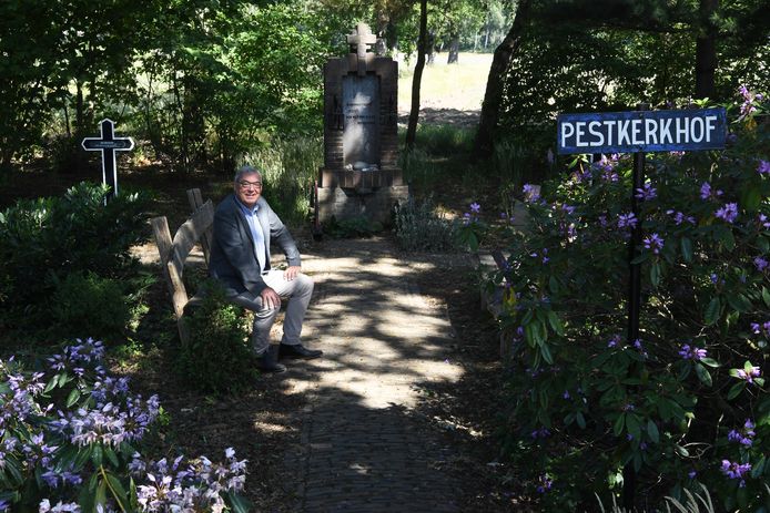 Jan van Eijck op het Pestkerkhofje in Alphen