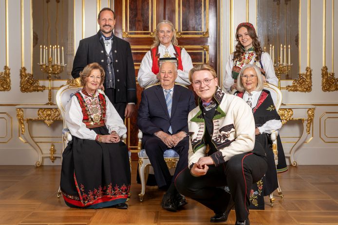 Prins Haakon, prinses Mette-Marit, prinses Ingrid Alexandra, koningin Sonja, koning Harald, Marit Tjessem en prins Sverre Magnus.