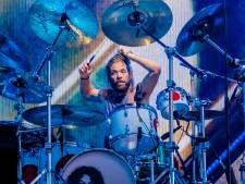 Een jaar na de dood van Taylor Hawkins: Josh Freese achter de drums bij Foo Fighters