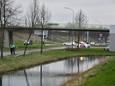 In één beeld: de omver gereden lantaarnpaal links, in het midden de boom aan de grond en rechts de gecrashte auto.