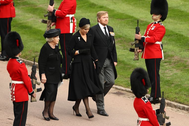 Beatrix met koningin Máxima en koning Willem-Alexander op de begrafenis van de Britse koningin Elizabeth II.
 Beeld AFP