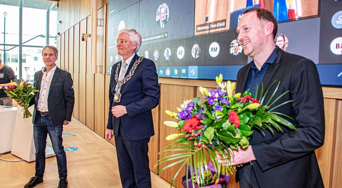 Burgemeester Theo Weterings tussen de zojuist geïnstalleerde wethouders Rik Grashoff (l) en Bas van der Pol.