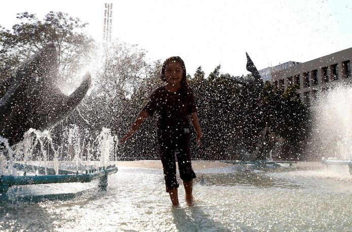 Een meisje zoekt verkoeling in een fontein in Guadalajara, de tweede stad van Mexico.