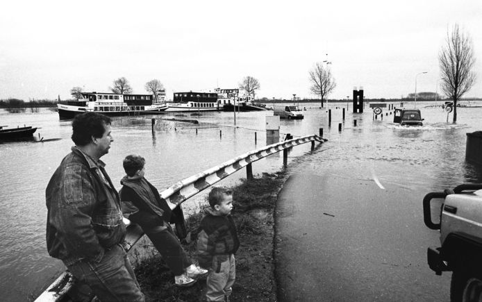 Januari 1995: hoogwater bij het veer in Maasbommel.