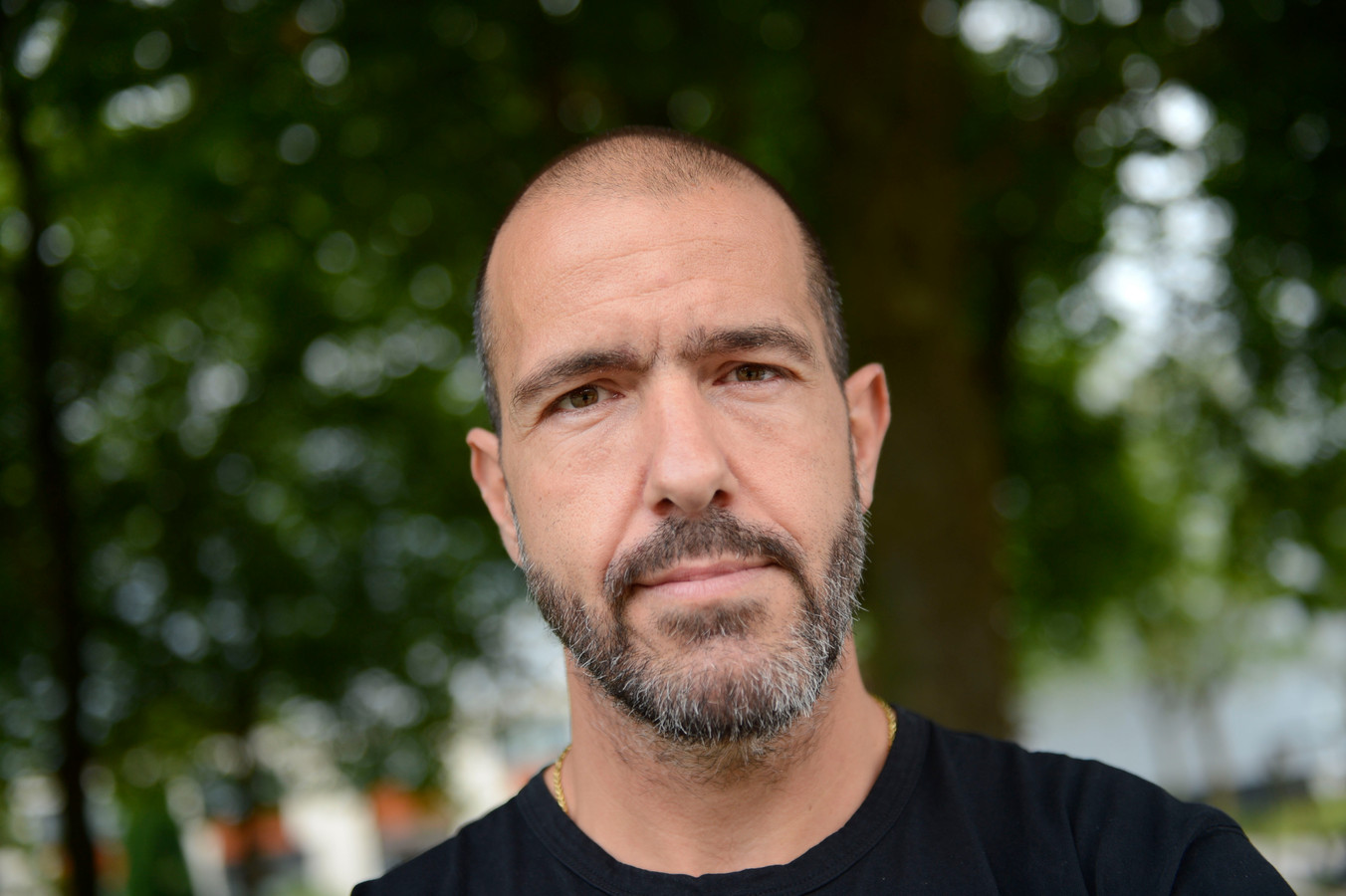 Jongerenwerker Mario Delogu van Alifa schuift met twee andere jongerenwerkers aan tafel bij minister Hugo de Jonge.