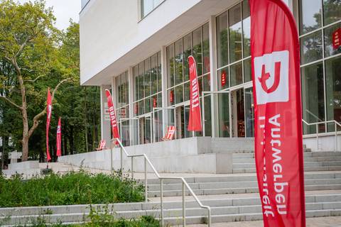 Rondleiding door het nieuwe gebouw P op Campus Drie Eiken van de Universiteit Antwerpen. Sporthallen, sportstudio en foodhall. Portretten van Luc De Backer - Projectcoordinator, Nils Van de Velden - Coördinator Sportdients, Inge Denecker - Projectcoördinator bouw, Catherine Ongenae - Domeincoördinator Komida-koventa-sport-cultuur-studentenleven. ©Tessa Kraan
