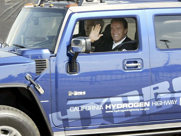 Arnold Schwarzenegger had acht Hummers. Twee ervan liet hij ombouwen tot milieuvriendelijke modellen.