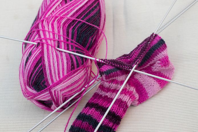 De voorraad handdoeken, sjaals, slabbetjes, knuffels, placemats en andere handwerkjes worden op 5 november te koop aangeboden.