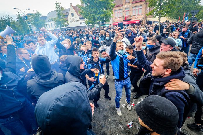 supporters wachten op de spelersbus van Club Brugge op de Platse van St Andries