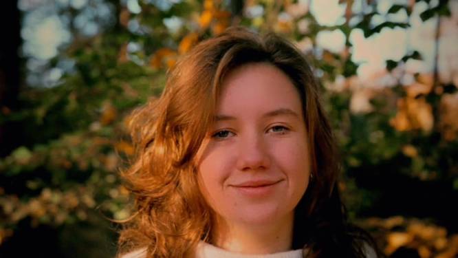 Lola (19) drumt al sinds ze zeven is: ‘De energie die ik op het podium voel, is onbeschrijfelijk’