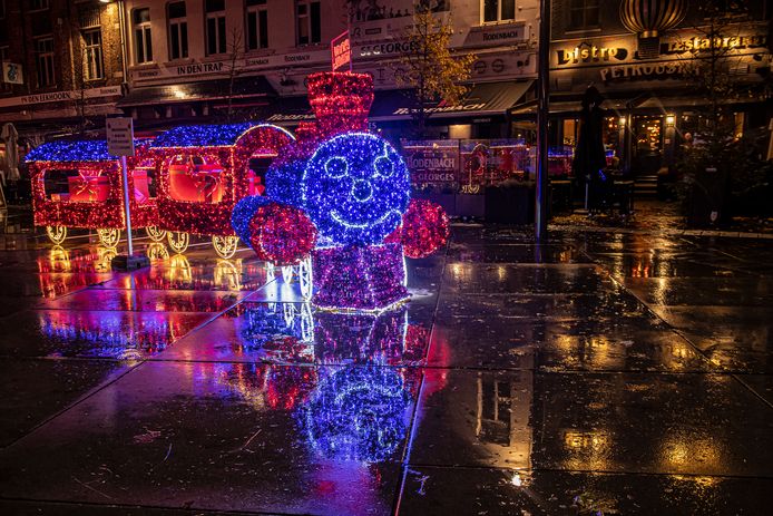 De Kersttrein lacht alle passanten toe.