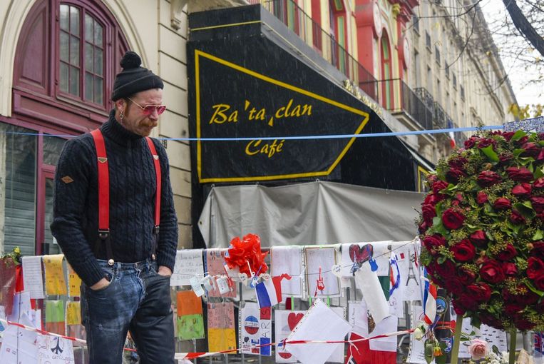 De zanger van Eagles of Death Metal zwaar aangedaan voor de Bataclan. Beeld PHOTO_NEWS