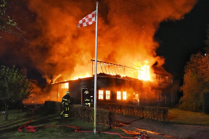 Grote brand verwoest woonhuis in Heukelom