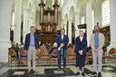 Frederik Van Rampelberg, pastoor Alexander Vandaele, zuster Jeannine en Helmut De Backer in de Abdijkerk van Ninove tijdens de 'Orgelmarathon' op Open Kerkendag. De vierde orgelist, Eric Vernaillen, was op het moment van de foto het orgel aan het bespelen.