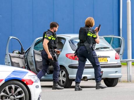 Agenten halen met getrokken wapens inzittenden uit auto bij Praxis na verkeersruzie in Apeldoorn
