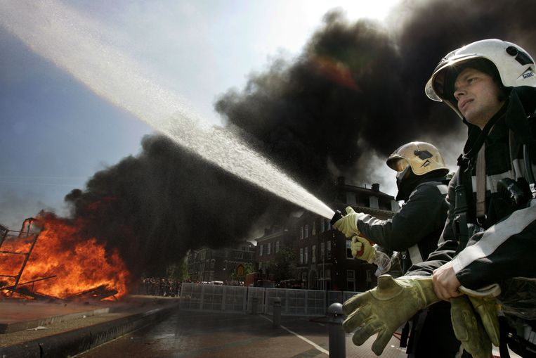 Brandweerlieden tijdens een protest op het Museum­plein. De kennis van de brandweer wordt vaak onvoldoende benut. Beeld ANP