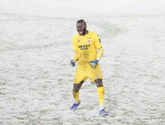 Charleroi verslaat Oostende in winterse match die niet gespeeld had mogen worden met laat kopbaldoelpunt van Bessilé