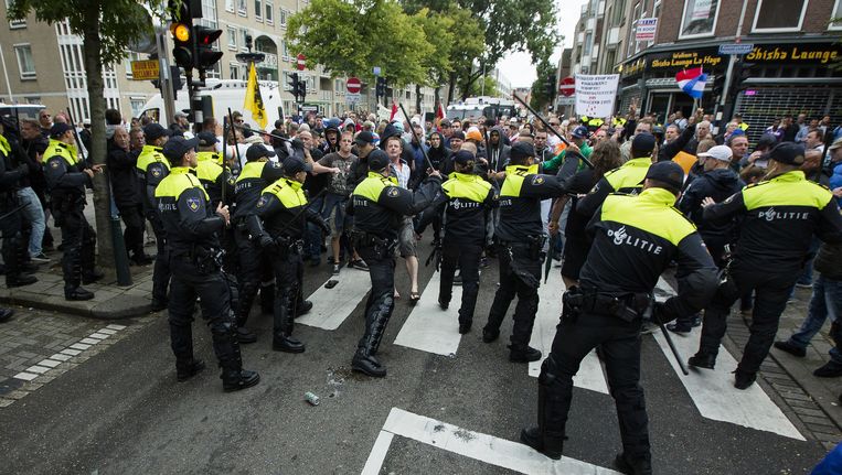 Politie bij de demonstraties in de Haagse Schilderswijk. Beeld anp