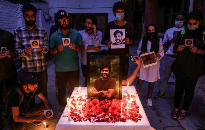 Indiase journalisten houden een wake voor de in Afghanistan omgekomen fotograaf Danish Siddiqui, die voor persbureau Reuters aan de slag was.