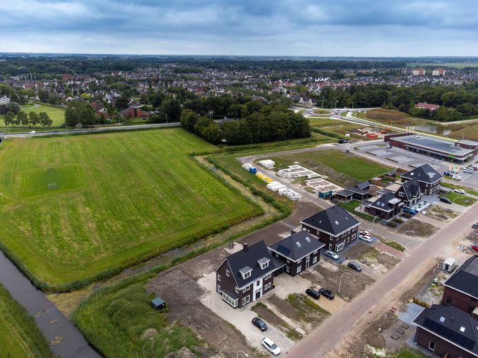Vijf omwonenden in de nieuwbouwwijk Emmelhage van Emmeloord zeggen te zijn voorgelogen door de gemeente bij aankoop van een kavel. Er komt straks een freerunveld in hun achtertuin.